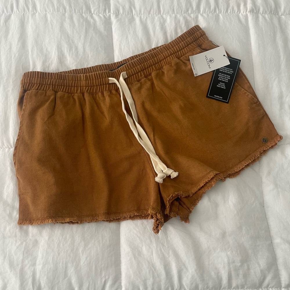 NWT women’s Volcom ripstop shorts. Size small